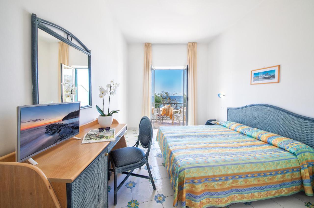 Doppel-/Zweibettzimmer mit seitlichem Meerblick