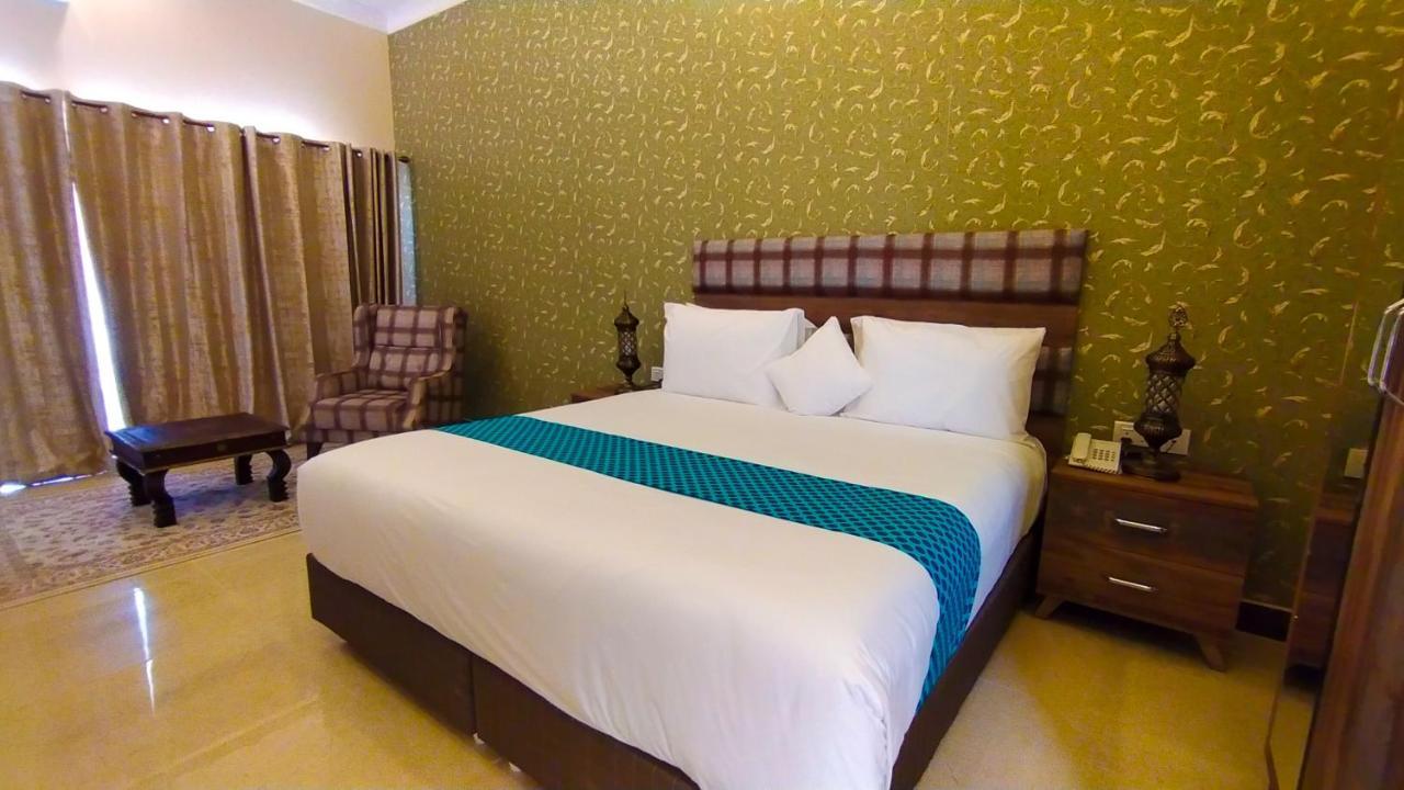 Deluxe Zimmer mit Kingsize-Bett und Gartenblick