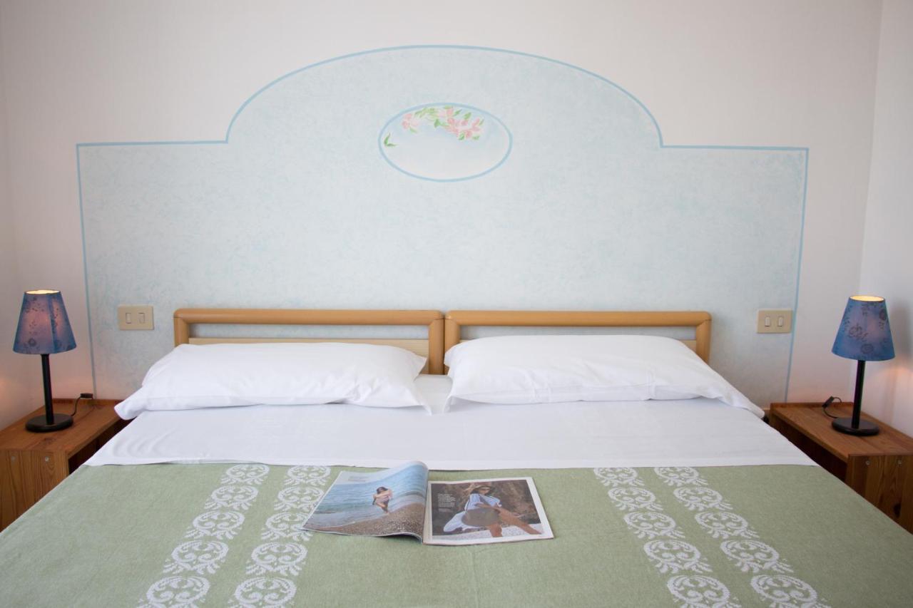 Doppel-/Zweibettzimmer mit Balkon