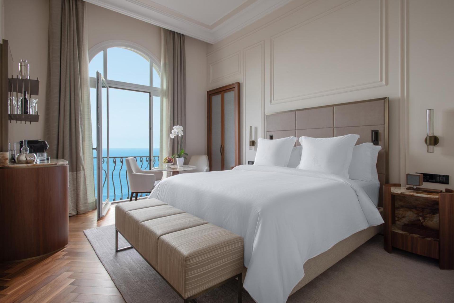 Premium Zimmer mit Kingsize-Bett und Meerblick
