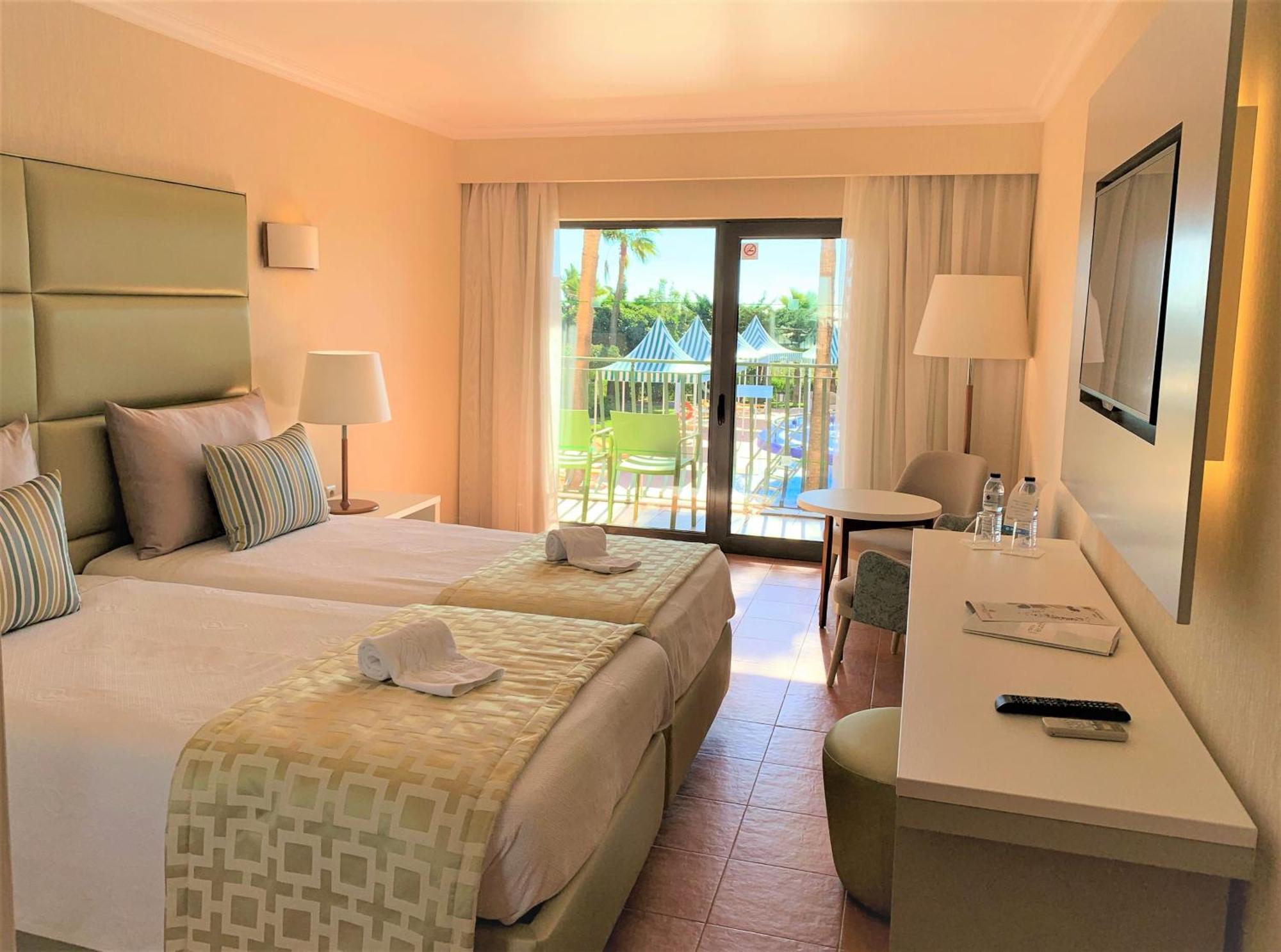 Deluxe Zweibettzimmer mit Poolblick