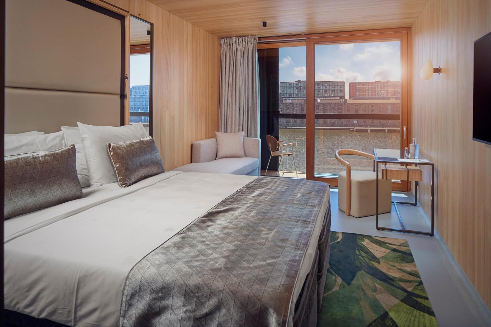 Superior Zimmer mit Badewanne, Dusche und Balkon am Wasser