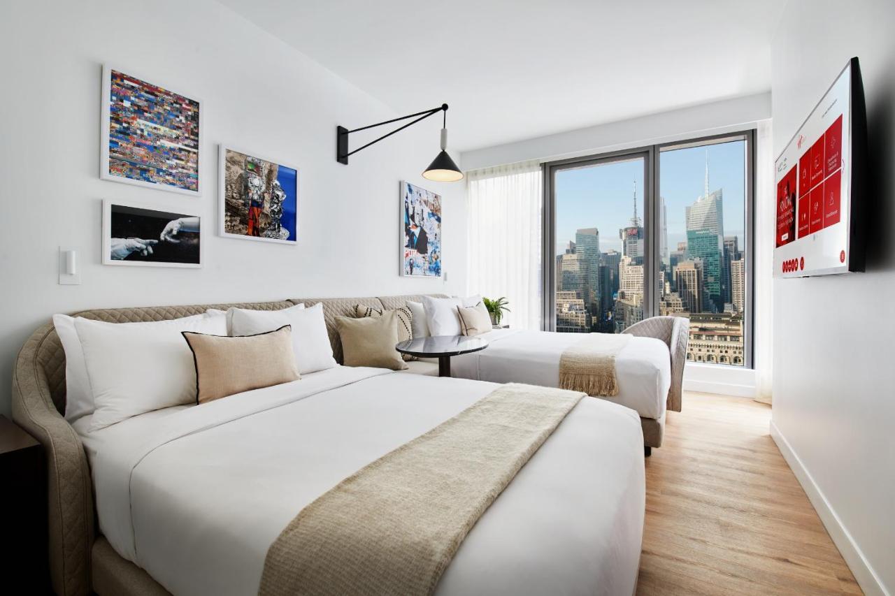 Zimmer Sky Chamber mit 2 Doppelbetten und Stadtblick