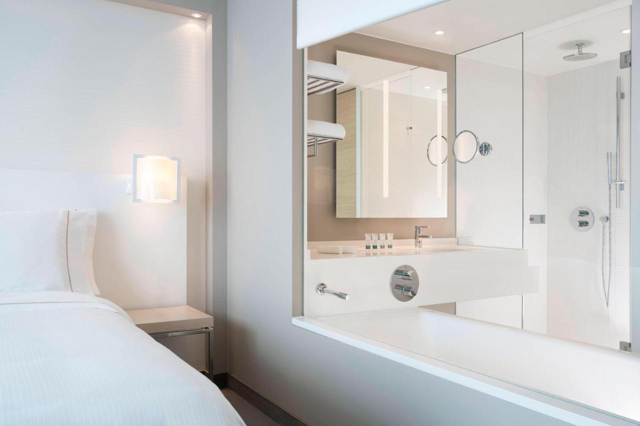 Classic Elbphilharmonie Guest room 1 King Atrium view