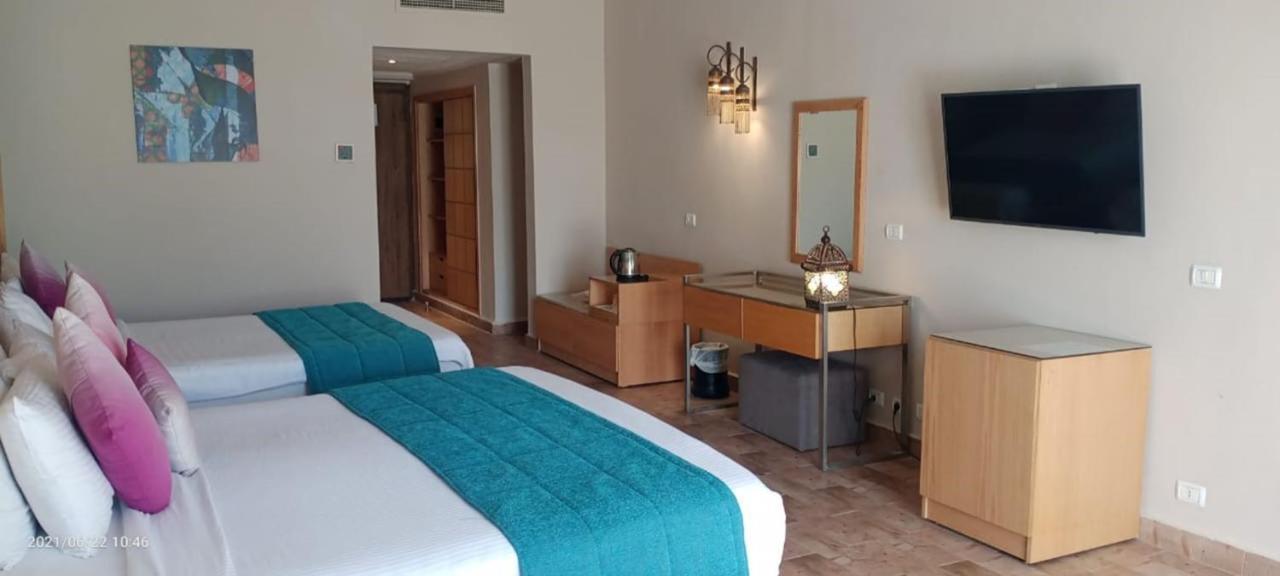 Barrierefreies Zimmer mit Poolblick für Gäste mit Behinderungen