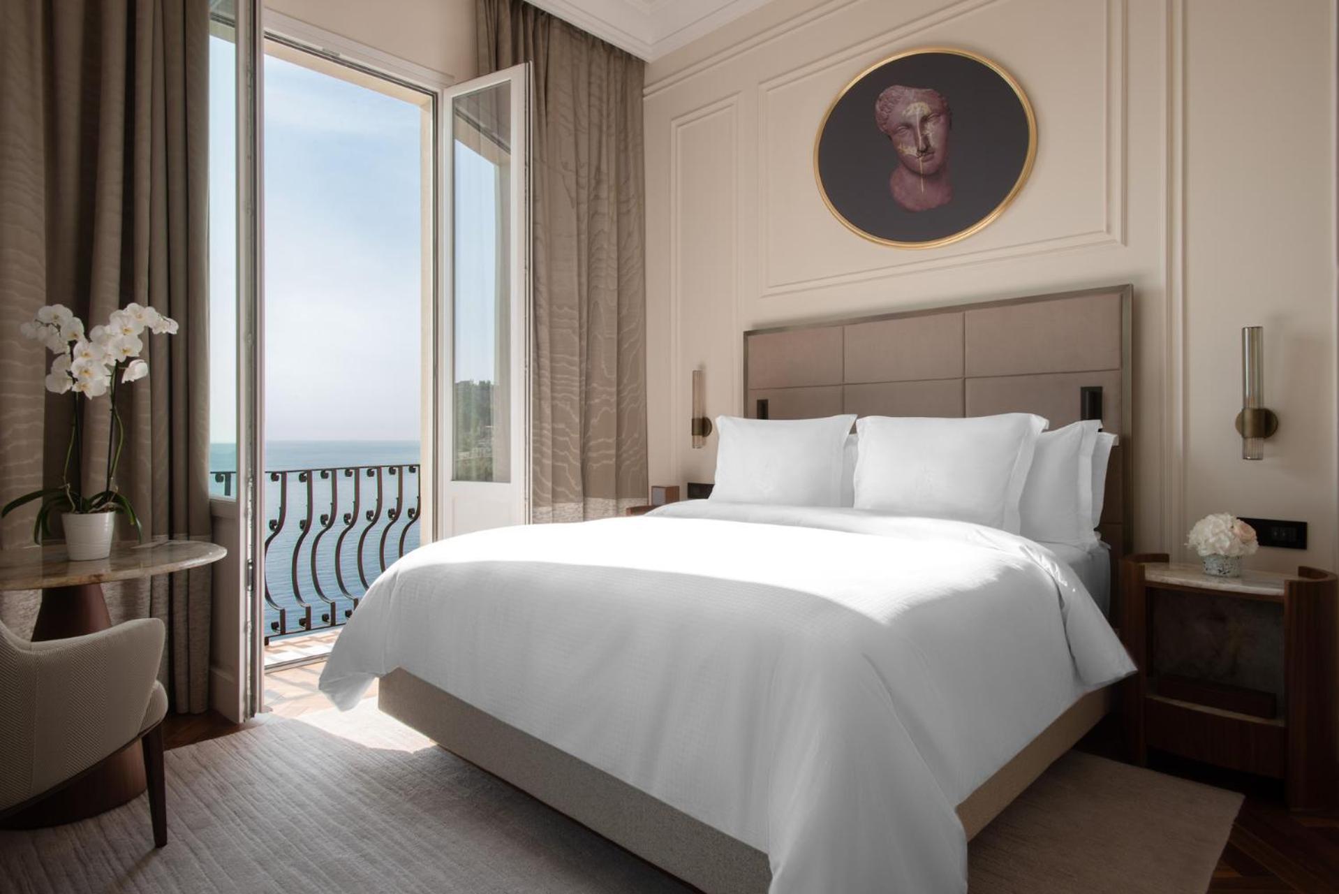 Deluxe Zimmer mit Kingsize-Bett und Meerblick