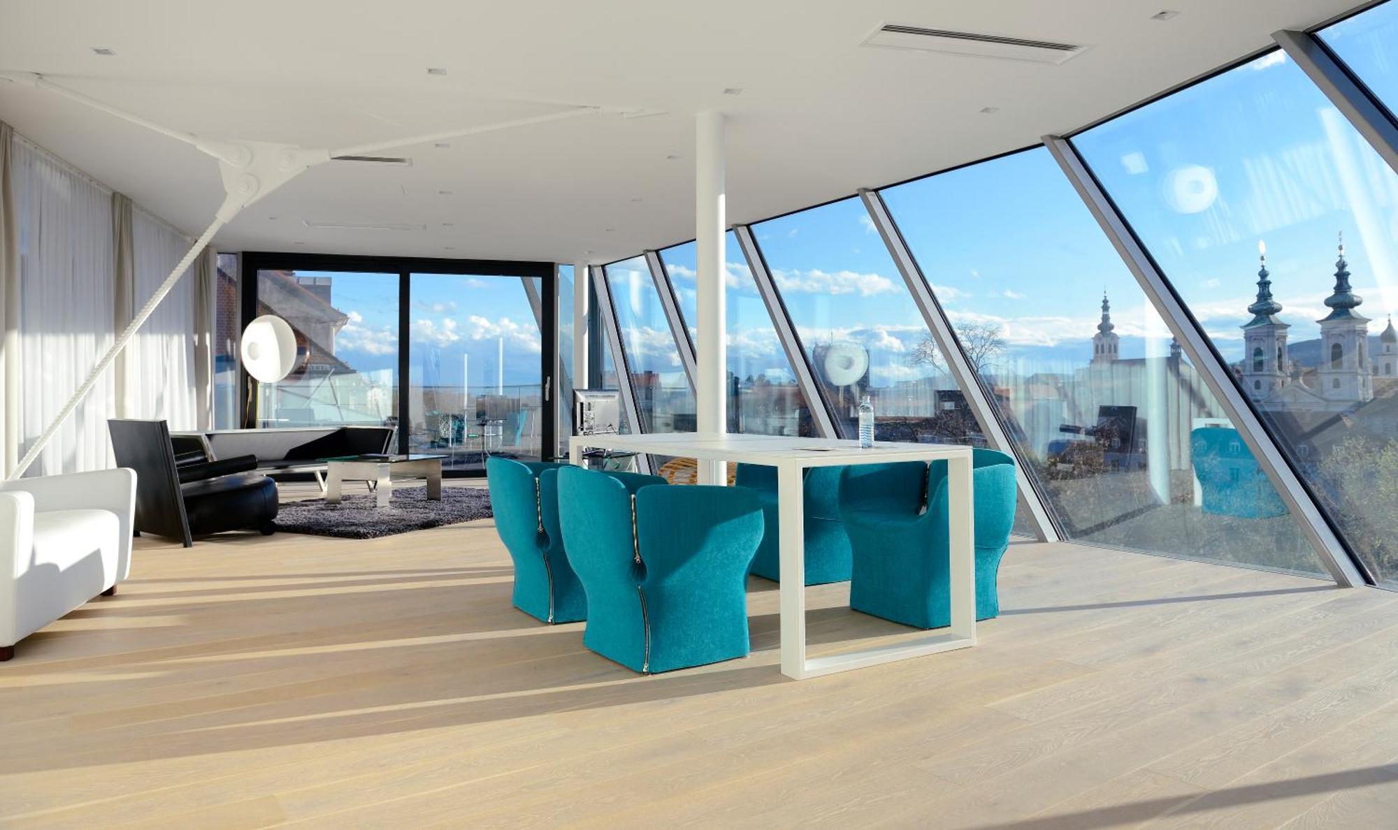 One-Bedroom Apartment Balcony,1516421023:JPEG