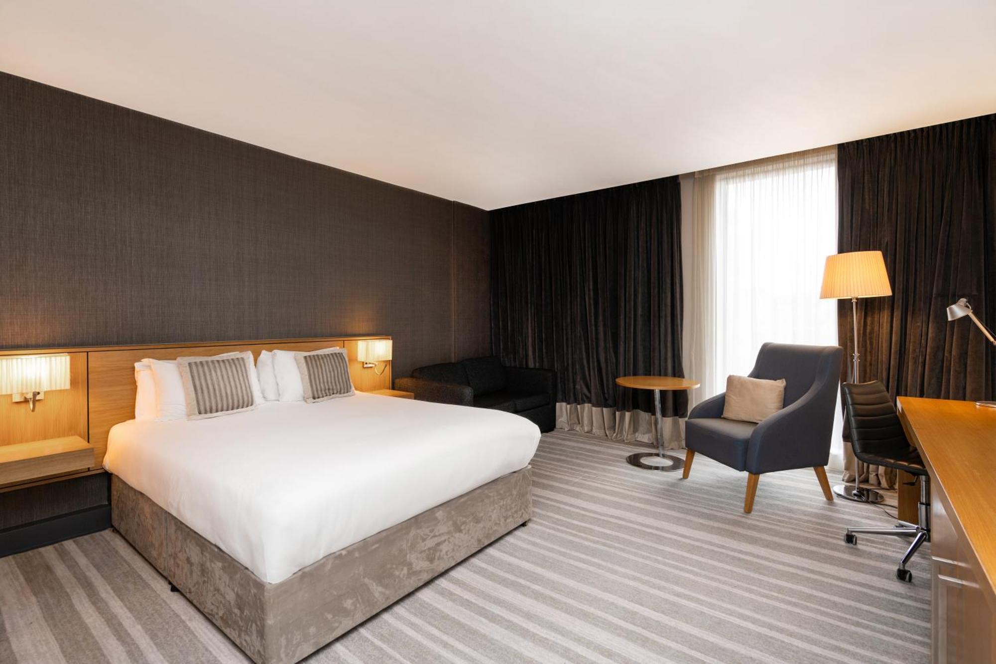 Standard Zimmer mit Kingsize-Bett und Schlafsofa