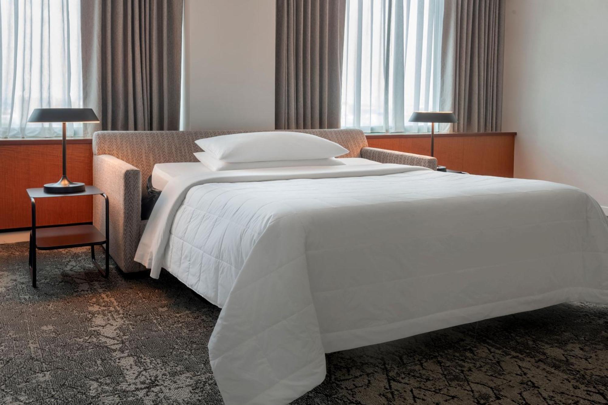 Executive Suite mit Flussblick auf den oberen Etagen mit 1 Kingsize-Bett und Schlafsofa