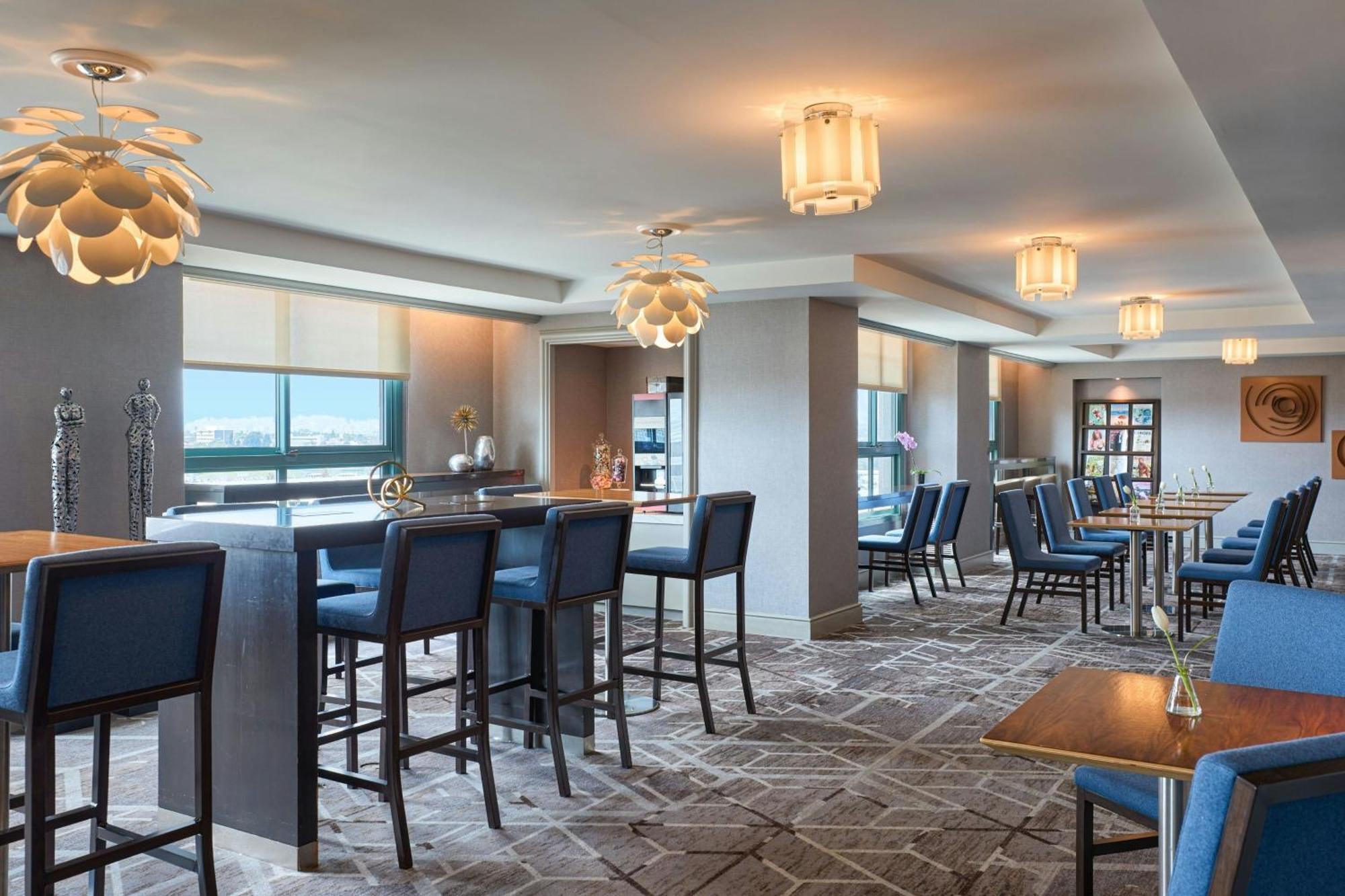 Club Level Club lounge access Guest room 1 King,1632240888:JPEG