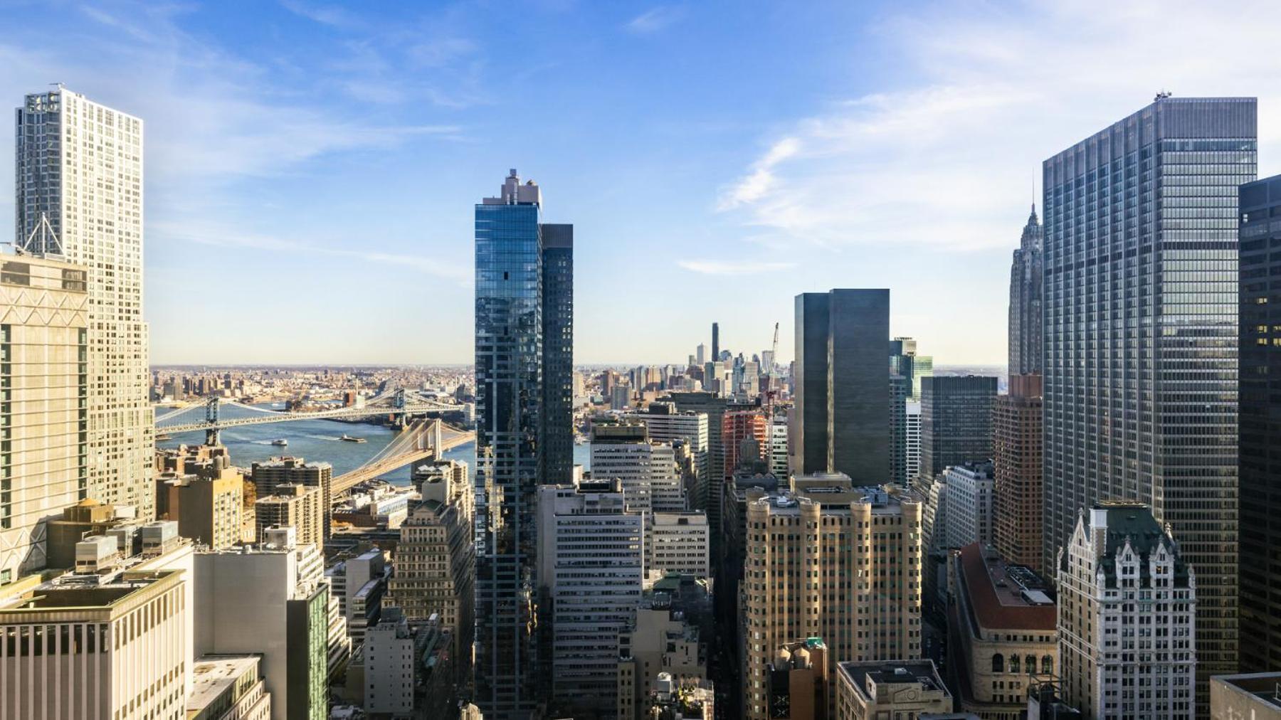 Panorama-Eckzimmer mit Kingsize-Bett – Blick auf die Brooklyn Bridge – obere Etage