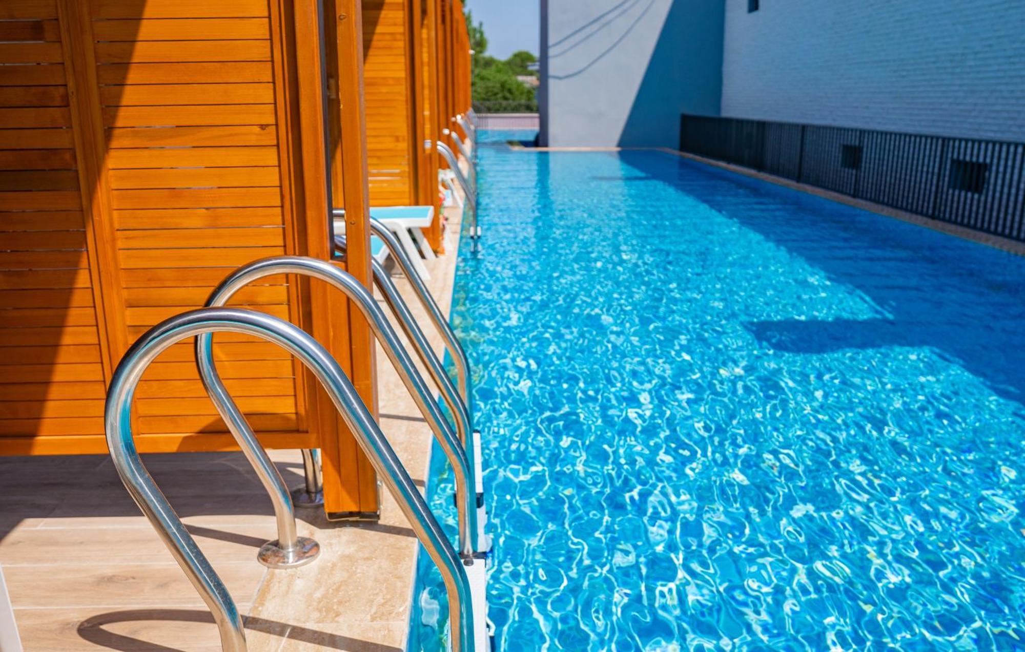 Swim Up Room