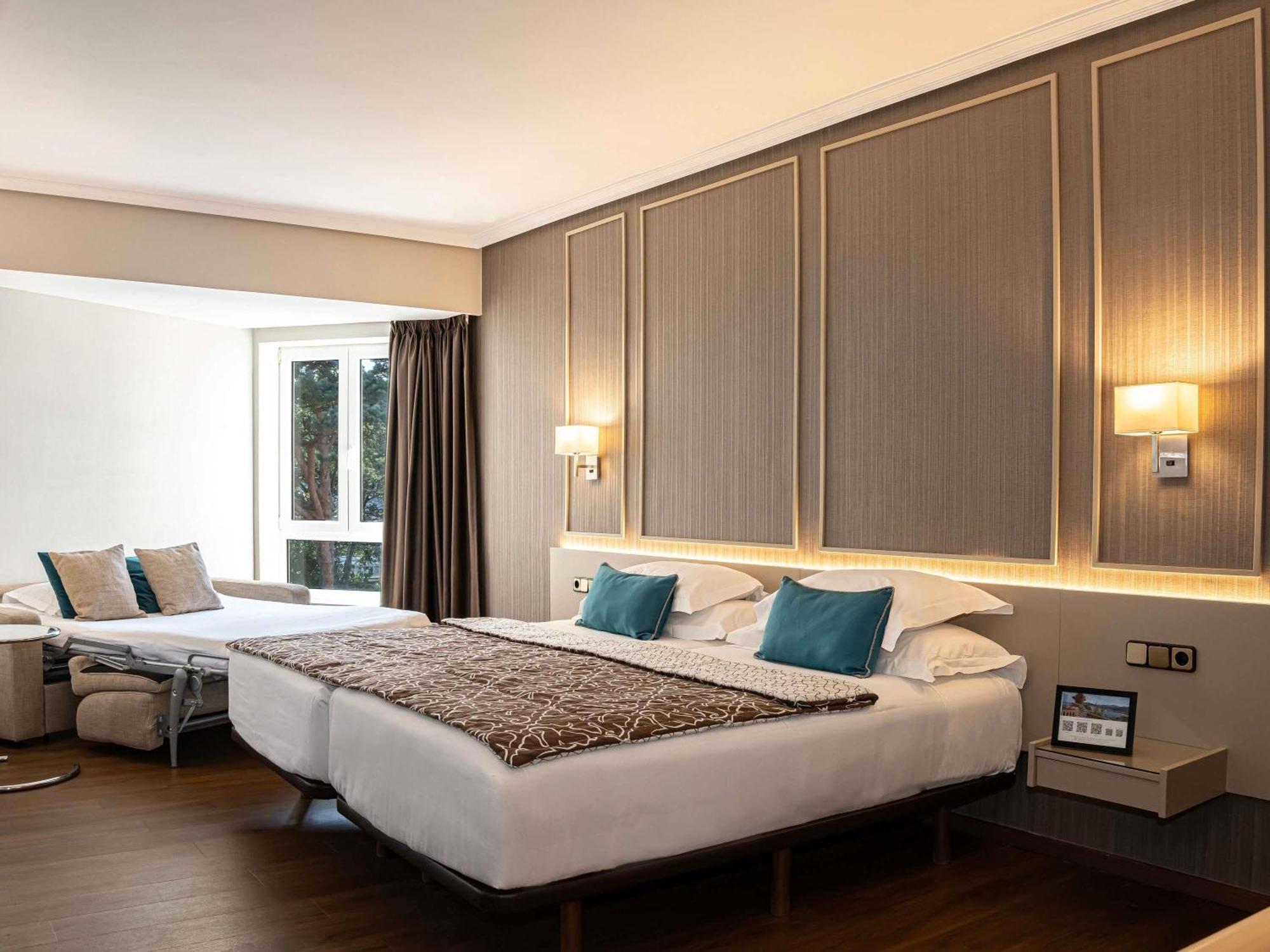 Standard Zweibettzimmer mit Sofa und Bergblick
