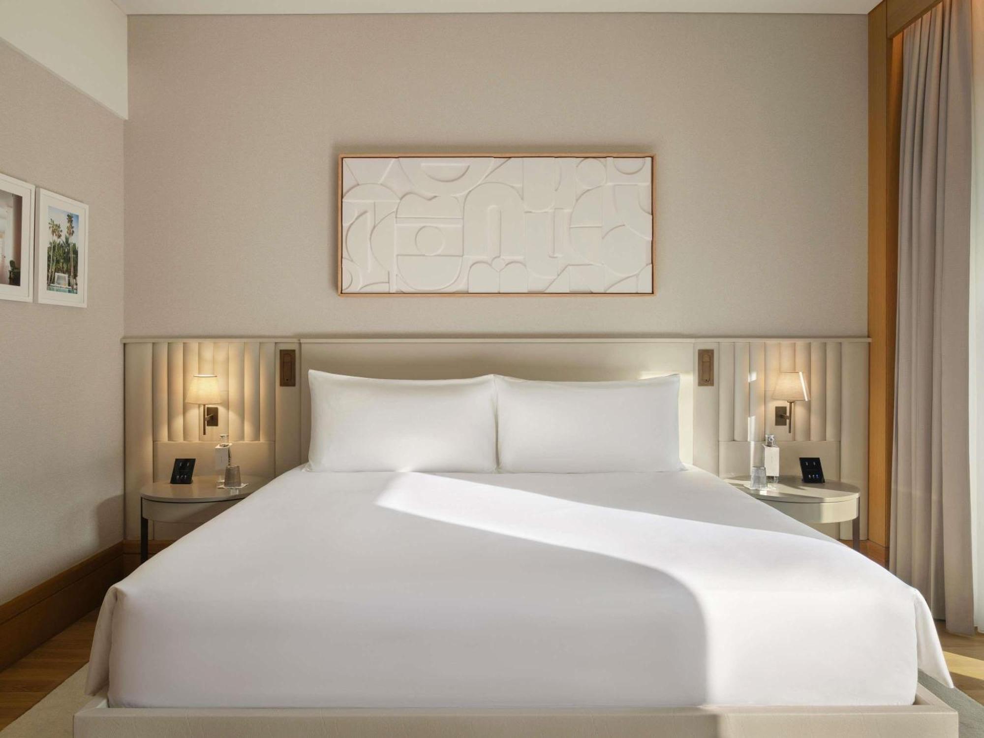 Gästezimmer „Rising Light" mit Blick auf das Resort