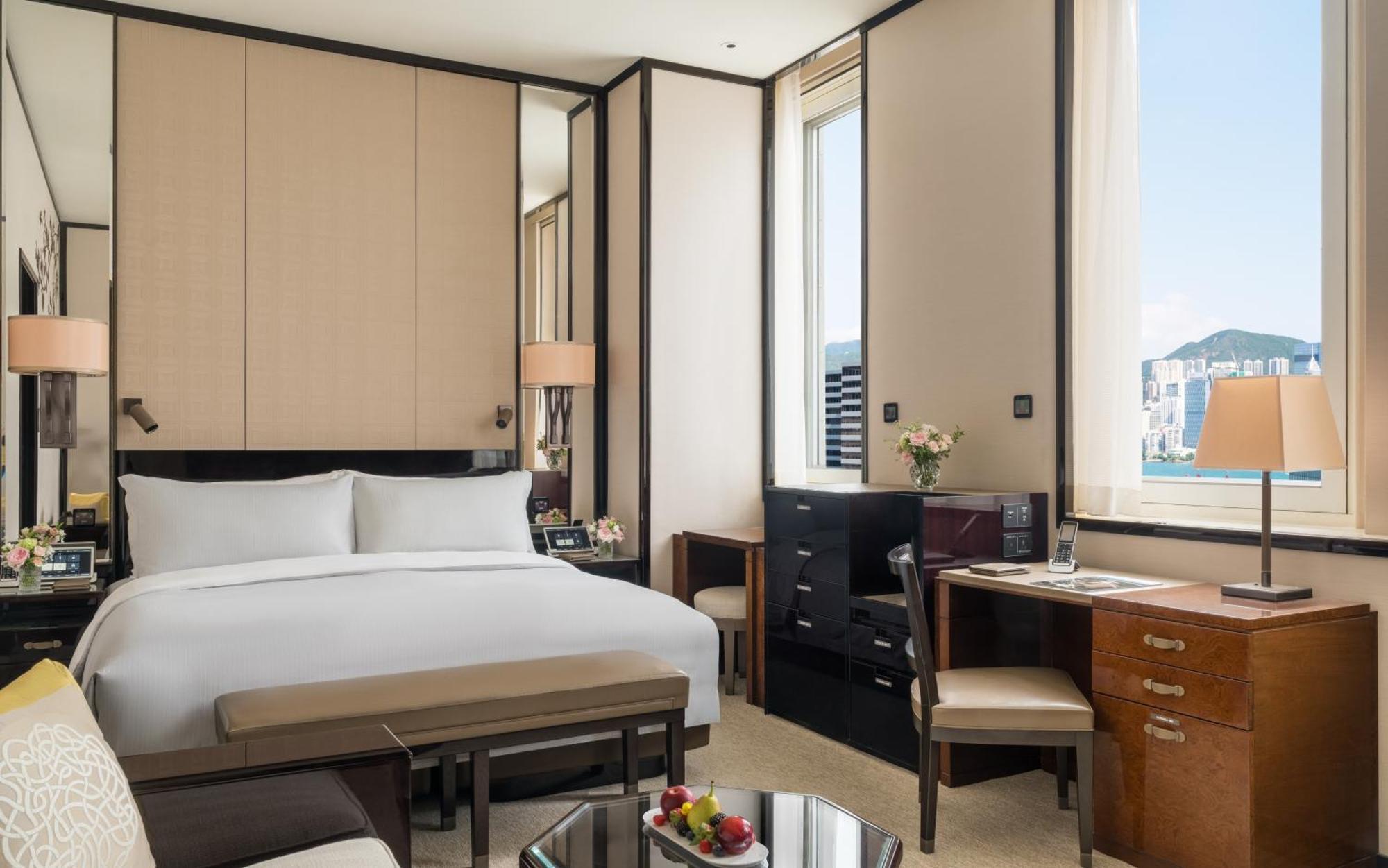 Deluxe Zimmer mit Kingsize-Bett und Blick auf den Innenhof