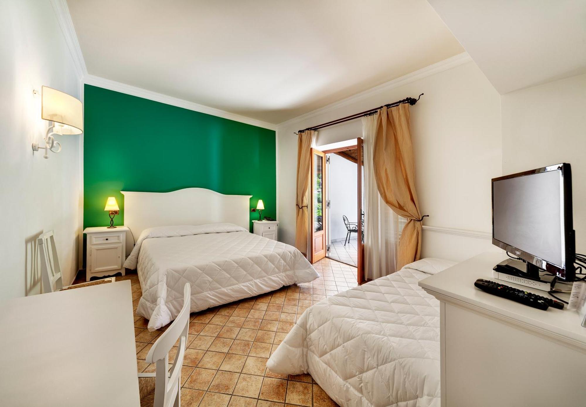 Classic Dreibettzimmer mit Gartenblick