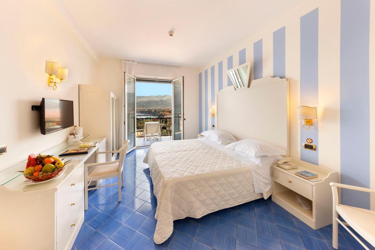 Doppelzimmer mit Balkon und Meerblick