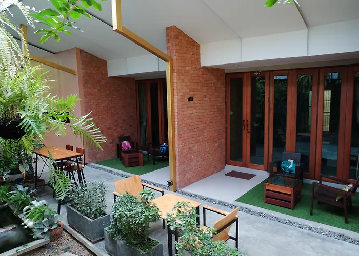 Hotel: The White Elephant Home