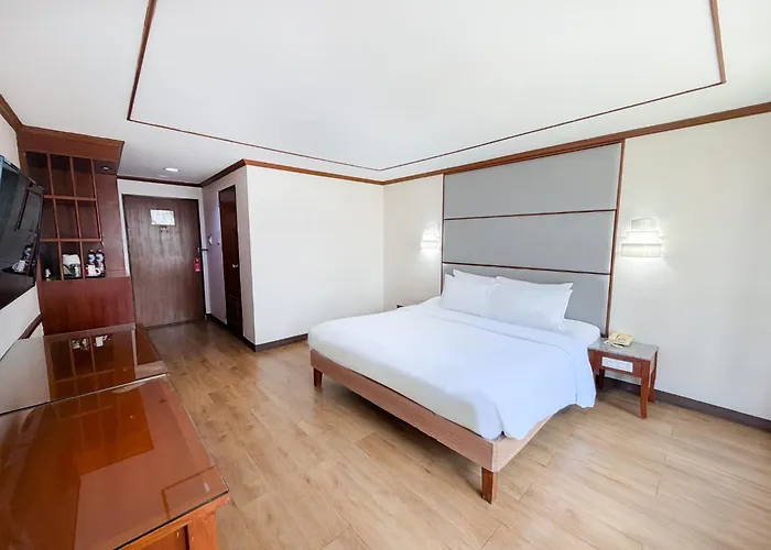 Pinnacle Lumpini Park Hotel