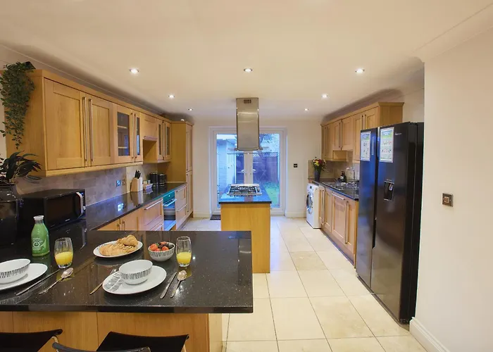 Large 4-Bed House For Up To 7 Guests W 2X Parking