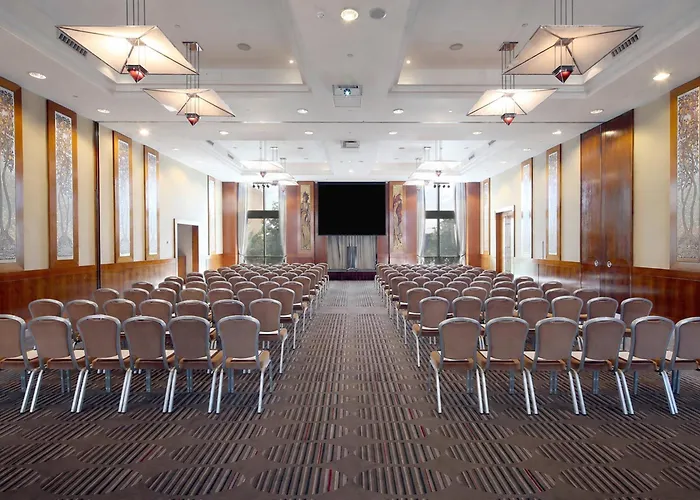 Canary Riverside Plaza Hotel