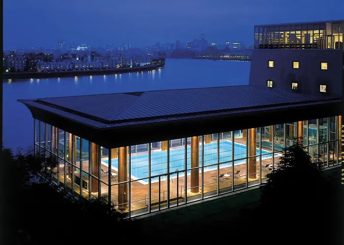 Canary Riverside Plaza Hotel